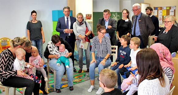 Staatssekretär Zierke beim begleiteten Baby- und Kleinkindtreff im Mehrgenerationenhaus Haßfurt.