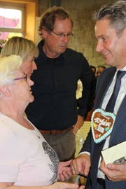 Staatssekretär Stefan Zierke im Gespräch mit MGH-Nutzerin Ella Gurland.