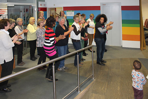 Der im MGH freiwillig engagierte Guillermo Sanchez Cordero motiviert zu lateinamerikansichen Tänzen (Foto: MGH)